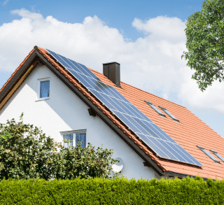 Installation de panneaux solaires photovolataique sur un toit