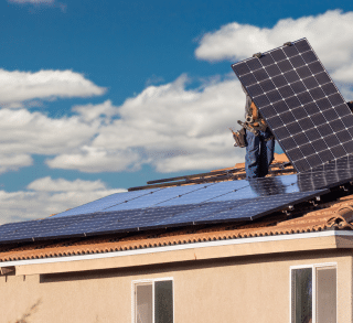 Installation par un professionnel de panneaux solaires sur un toit en tuiles